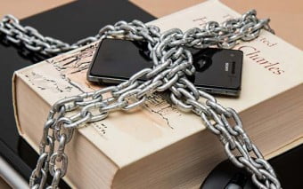 Neues Urteil: Auch Handy aufladen ist am Steuer verboten